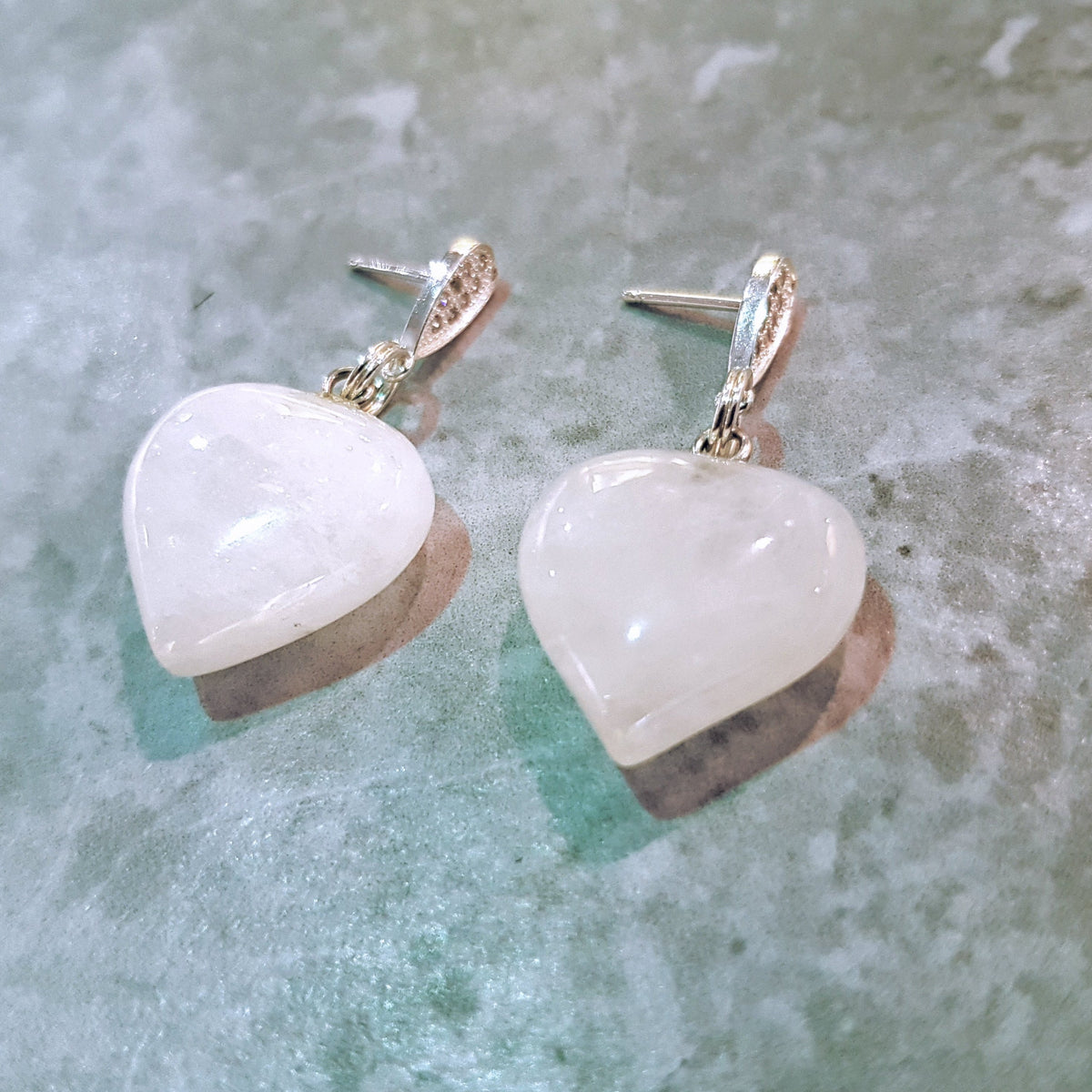 Weißer Quarz Ohrstecker – Herzförmige Sterlingsilber Ohrringe mit Edelstein